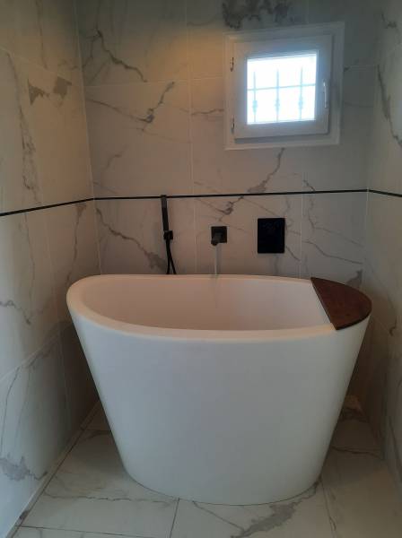 baignoire japonaise acrylique moderne dans une salle de bain près de Marseille