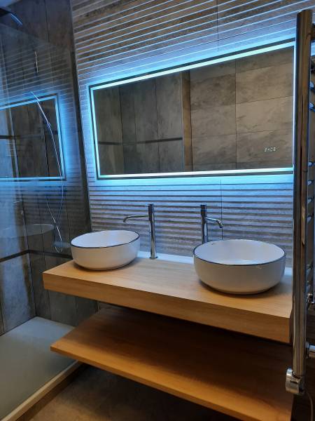 Rénovation d'une salle de bain moderne avec double vasques et éclairage led à Marseille 13010