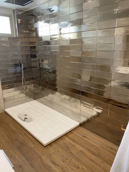 Rénovation d'une salle de bain sur mesure design avec sol effet bois à Marseille 13008