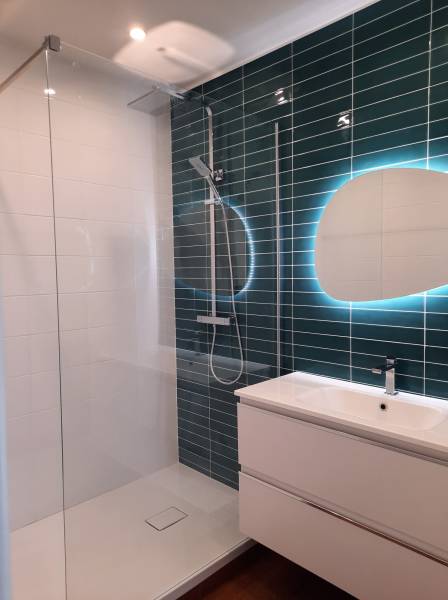 Rénovation de salle de bain sur mesure avec grand bac à douche dans un appartement à Marseille Prado 13008