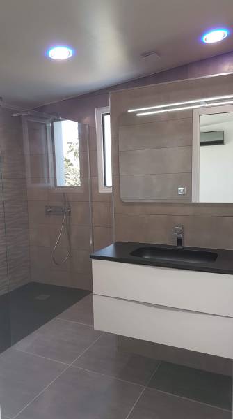 Réalisation d'une salle de bain moderne avec douche à l'italienne à Chateauneuf les Martigues dans les Bouches du Rhône