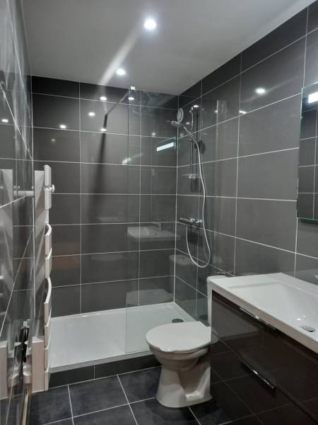 Salle de bain avec carrelage gris et douche à l'italienne sur mesure à Marseille