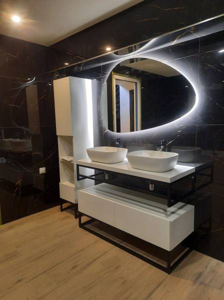 Salle de bain avec carrelage mural noir effet marbre à Bouc Bel Air