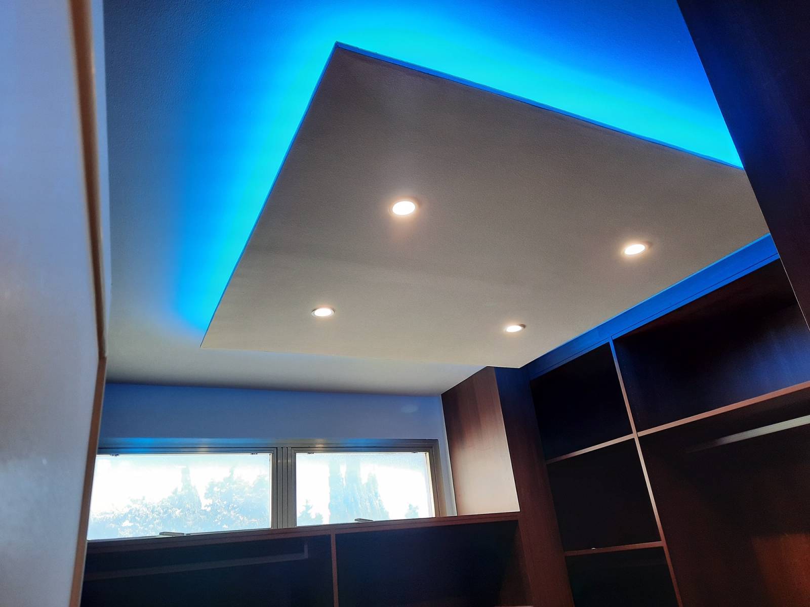 Faux plafond  avec  clairage led  int gr  dans un 